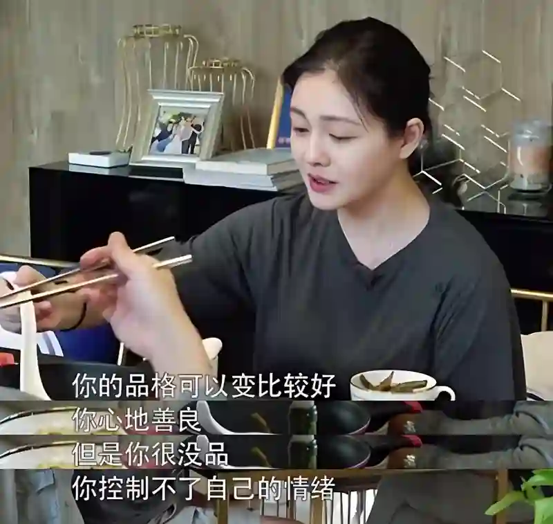 汪小菲的下意识举动暴露人品，跟王思聪一比较，两人差距太明显