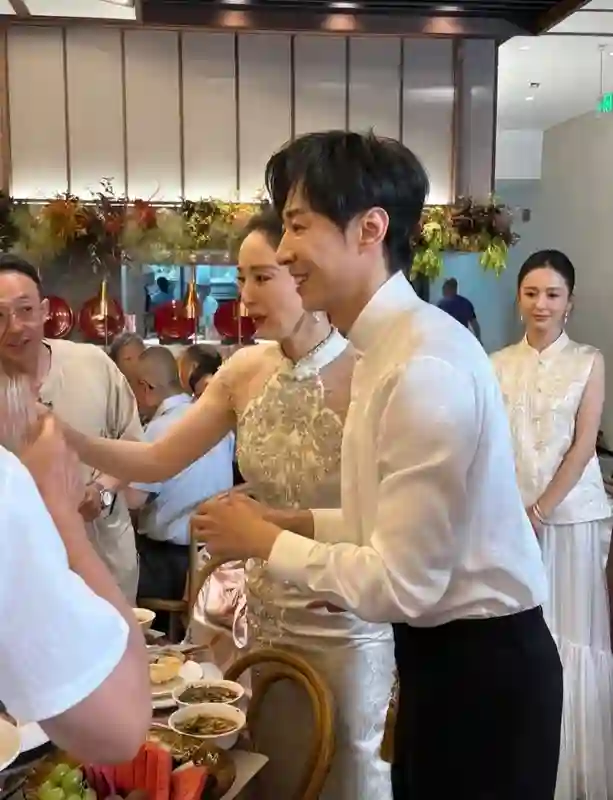 董璇婚宴敬酒照曝光，两套礼服不含糊，伴娘佟丽娅微表情引热议