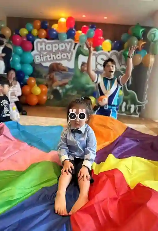 郭碧婷给儿子过三岁生日，小向笙留长发像向佐，生日待遇不如姐姐