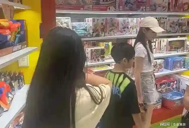汪小菲马筱梅参加表妹婚礼，现场人气高，众多粉丝主动求合影
