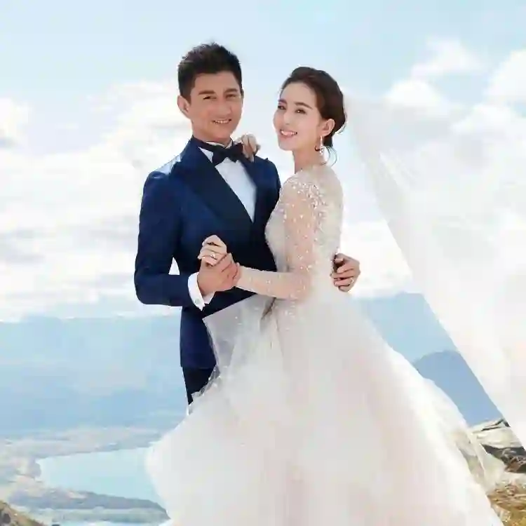 刘诗诗吴奇隆合体带娃，两人无交流，保持距离，6岁儿子很活泼