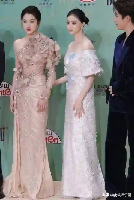 28岁关晓彤与42岁蒋欣同框，身材差距显现，究竟什么是顶级头身比？