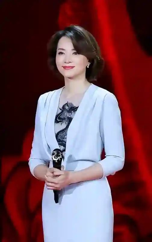 央视主持人董卿近况曝光，被人搀扶着从医院出来，跟之前判若两人