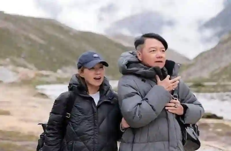 艾威为爱妻陈美玲举行海葬，坦言二人因游泳结缘