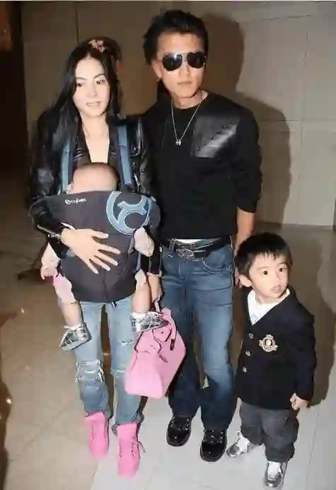 59岁刘嘉玲与45岁张柏芝同台，二人表情不自然，眼神也无过多交集
