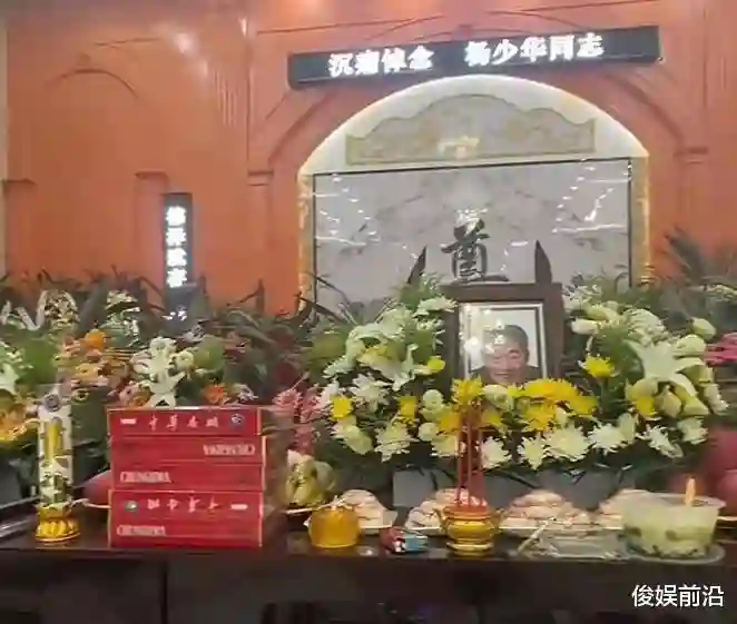 杨少华走了，相声圈集体“守夜”：这位没脾气的老头，凭啥让全网掉眼泪？