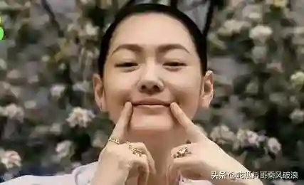小S复出海报曝光，手指撑嘴角强颜欢笑，看起来仍想延续老风格！