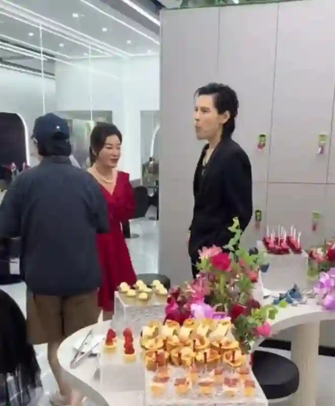 向佐暴瘦！为融资曾跪求200人，郭碧婷综艺透露经济不乐观