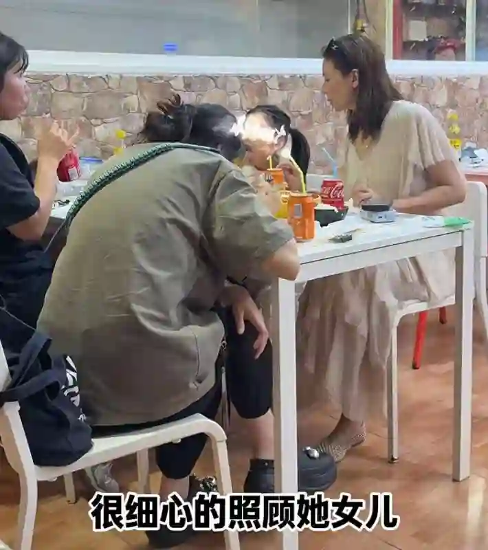 高圆圆女儿正面照首度曝光，皮肤偏黑五官似父，母女被偷拍尴尬微笑性格温和