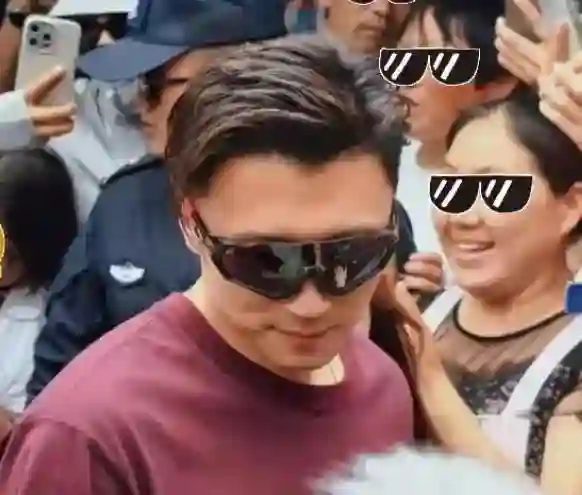 泸定桥偶遇谢霆锋和丁真！拍摄新节目，看不出谢霆锋比丁真大21岁