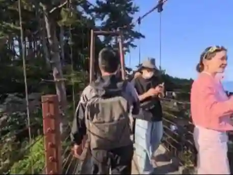 金靖夫妇五一出游，舒奕橙打扮土气没以前帅，金靖倒是又美又时髦