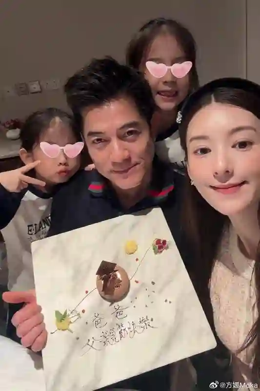 郭富城官宣娇妻怀三胎后，方媛高调晒全家福，升级五口之家好幸福
