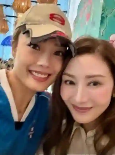 李嘉欣闪现新加坡！晒港风美照大秀魔鬼身材，20岁既视感绝了！