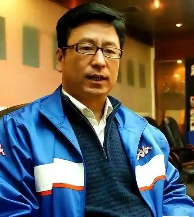 “央视一哥”白岩松被病痛折磨，曾多次想不开，56岁白发满头
