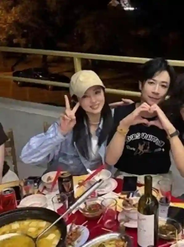 董璇全家福曝光！张维伊搂老丈人超亲昵，小酒窝和继父相处佳
