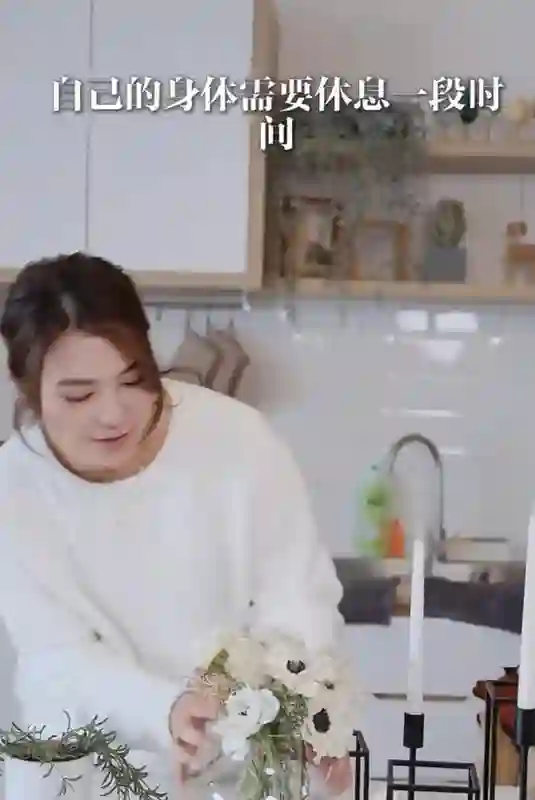 担心！TVB视帝妻子晒近况，面部肿到认不出，脸上无血色状态差