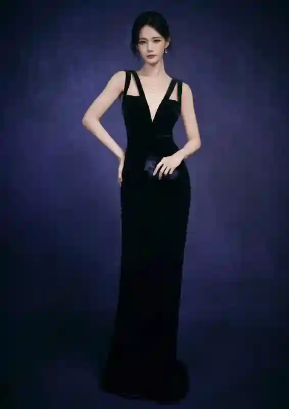 李一桐深V礼服+全包眼线！骨感身材A爆全场