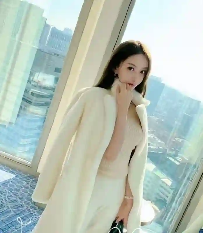 叶珂生娃后首露面，戴大钻戒参观上亿老洋房，退网后被养成金丝雀