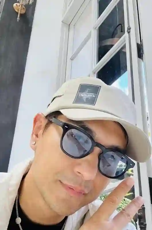 TVB视帝女儿幼儿园毕业，大方晒三口合照，小家伙像妈！