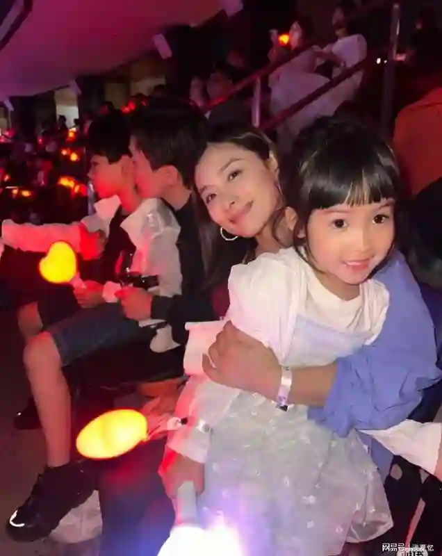 刘璇带儿女看演唱会，偶遇李小鹏同框合影引热议！