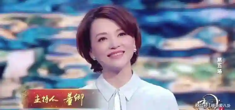董卿52岁近况曝光，走路需助理搀扶引发健康担忧