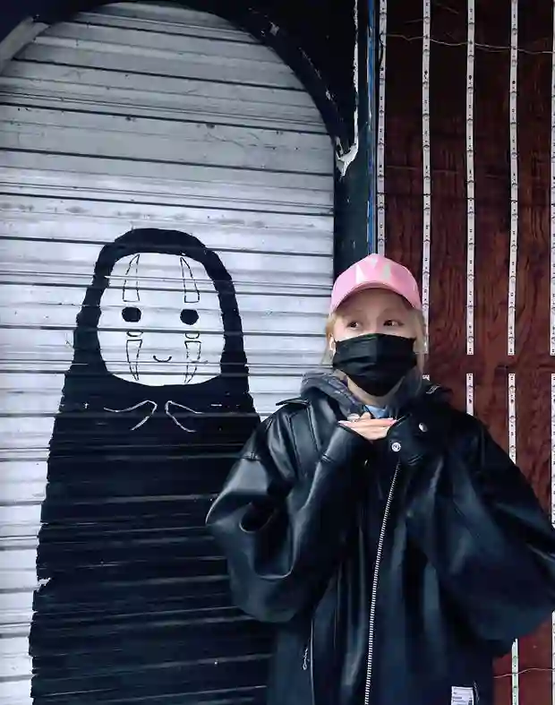 关晓彤金发粉帽扎低丸子头，轻松拿捏甜美松弛感