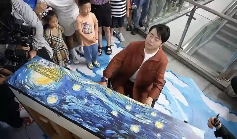 郎朗现身大连地铁站驻足倾听高中生弹琴，当事人：见到偶像有种难以言说的兴奋
