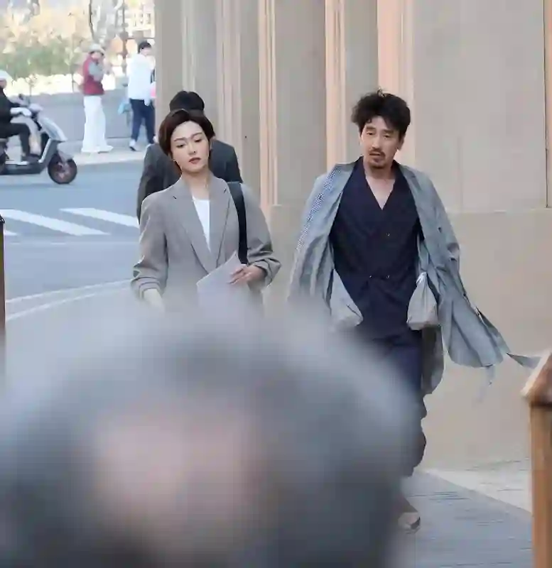 41岁唐嫣剪短发后像换了个人，穿露肩裙亮相又美又飒，差点认不出