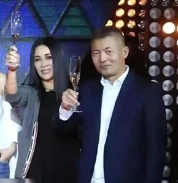 57岁那英在伦敦过521，与老公孟桐手牵手约会，老夫老妻超恩爱