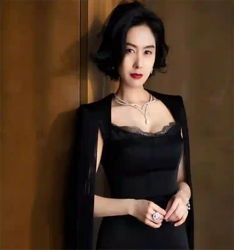 哇塞！52岁朱茵竟住深山陋屋开旧车，活成娱乐圈李子柒，太意外啦