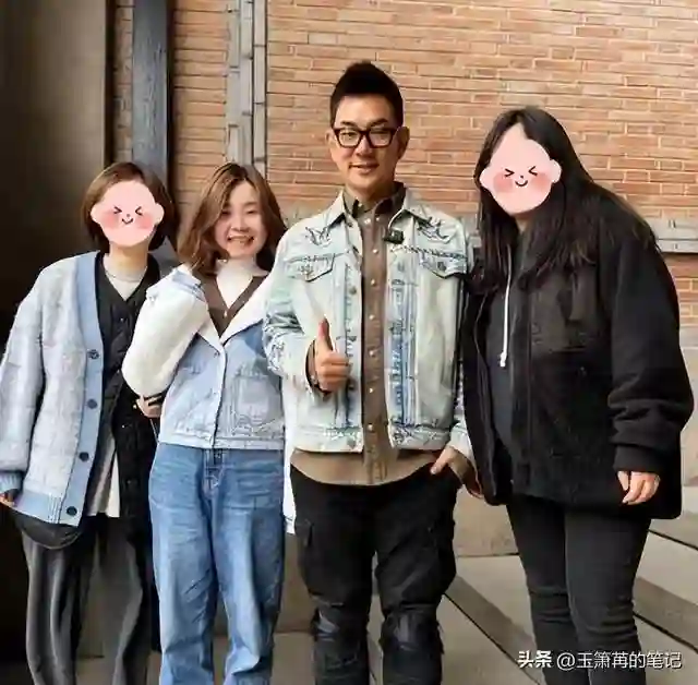 58岁任贤齐现状：回武汉翻修老宅，把父母宠成宝，一家六口很幸福