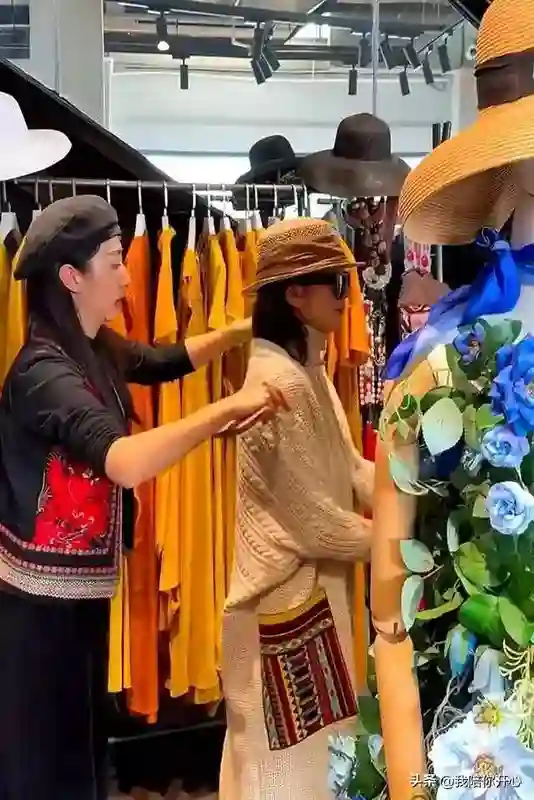 66岁杨丽萍回云南，身材依然完美，网友赞：毫无明星架子！