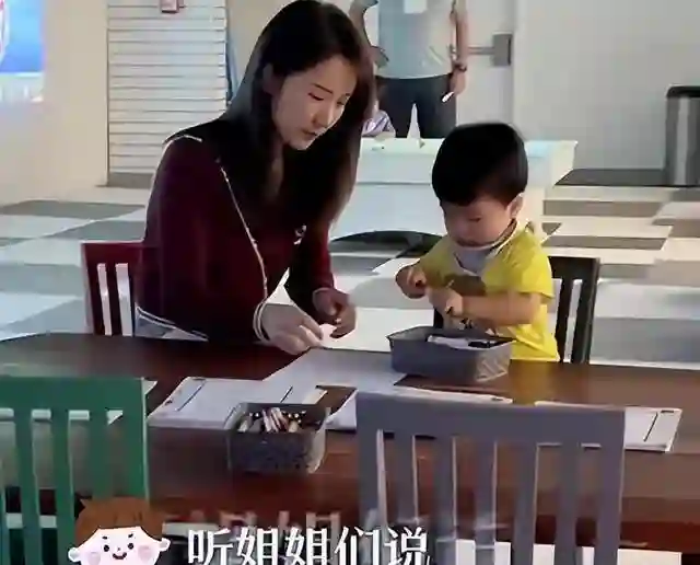 李念带三胎儿子游乐场疯玩，宝贝白白胖胖萌态百出，长得超像妈妈