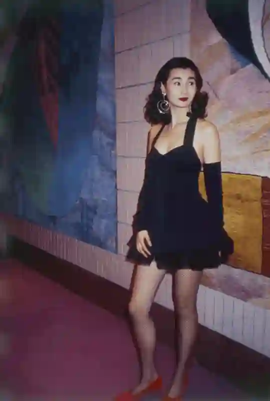 息影21年，60岁张曼玉近况曝光：独居贫民区，穿19元地摊货，不婚无子，活得太飒了！