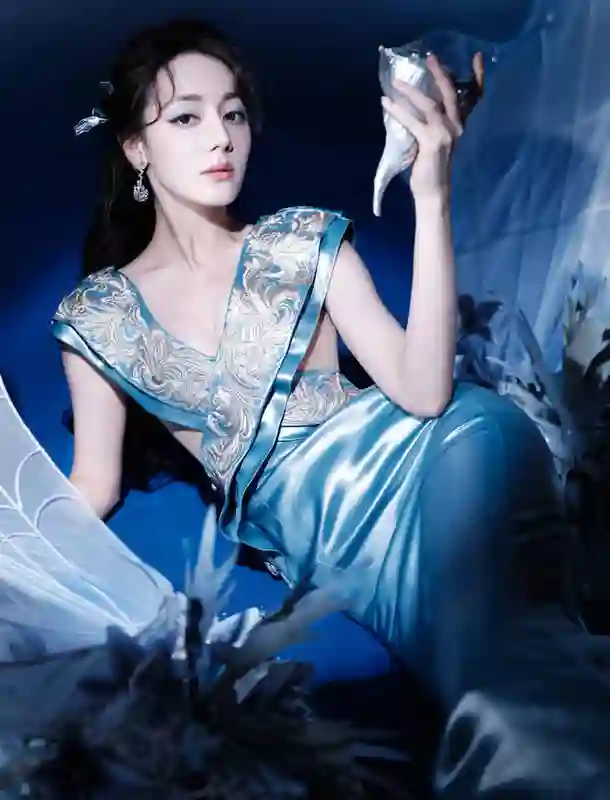 迪丽热巴蓝裙造型美出新高度，缎面裙摆摇曳似海螺公主！
