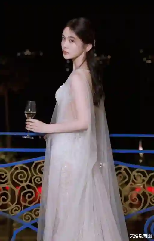 赵樱子阿汤哥握手被嘲，姜尘发文力挺：嫉妒心太可怕！