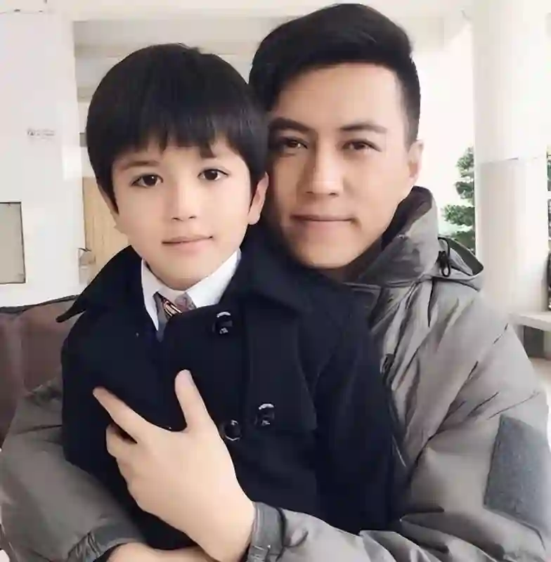 原来她就是靳东的妻子，因戏生情恩爱15年，娶一个贤妻旺三代