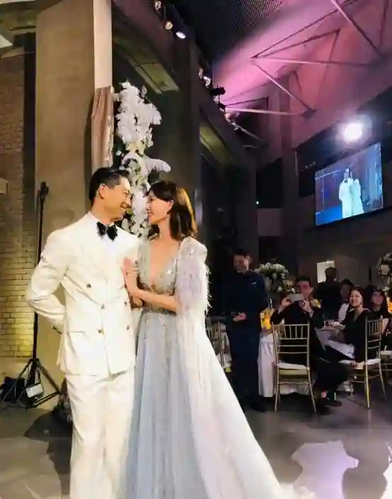 林志玲3岁儿子身高惊人，老公空手让老婆背大包，志玲被“日化”