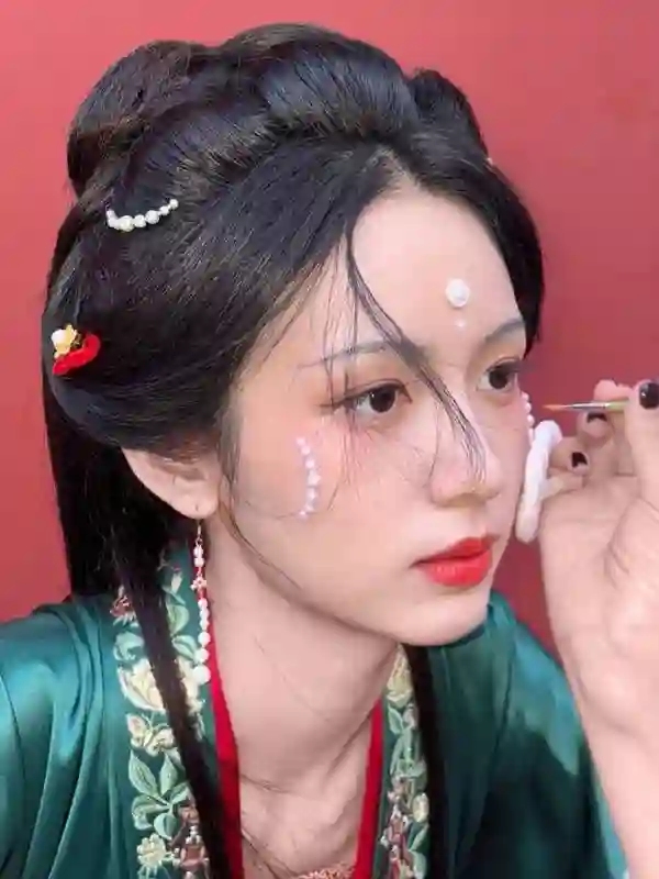 周也古装花絮九宫格氛围感拉满，从侠女到贵女切换自如尽显全能