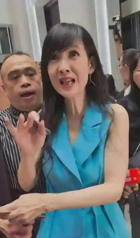 58岁周慧敏变化大，皮肤松垮，眼神吓人，牙齿歪黄让人不忍！