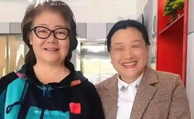 56岁萨日娜近况曝光！定居烟台，素颜很低调，头发花白老了好多