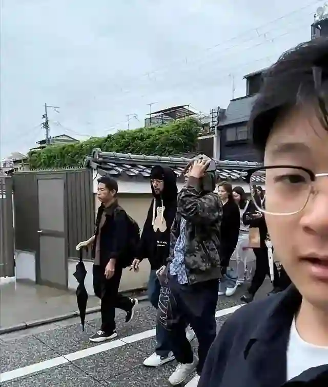 被病痛折磨，46岁周杰伦近况曝光，靠友人搀扶，上厕所都要靠别人