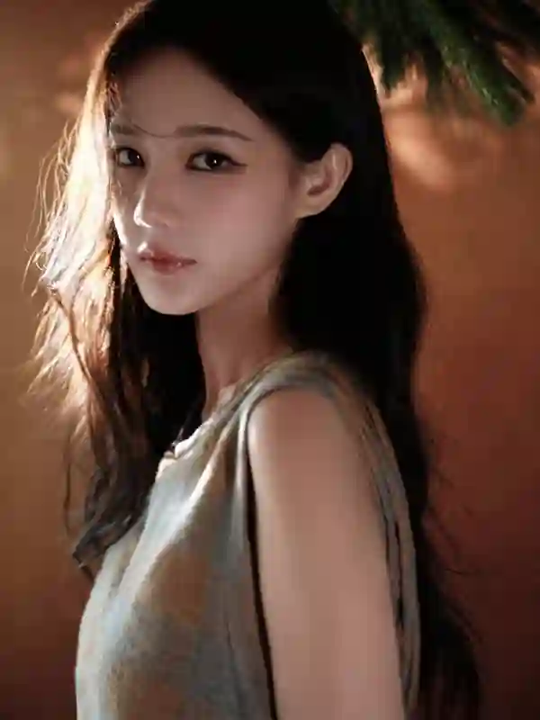 李一桐格纹裙装造型封神！收腰设计秀蛮腰卷发披肩氛围感拉满