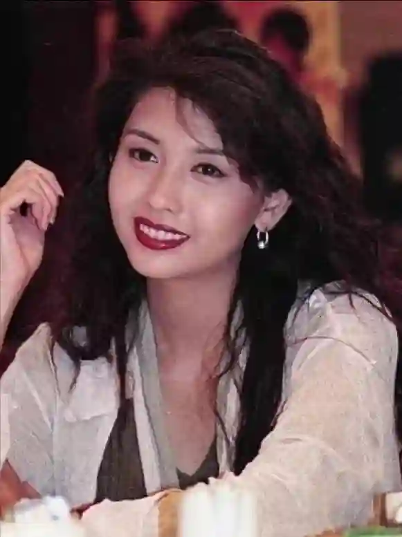 56岁邱淑贞与22岁女儿同框，母女感情深厚，气质令人惊艳