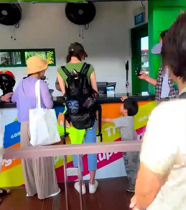 51岁林志玲现身新加坡，打扮清纯像大学生，3岁儿子长势太猛了