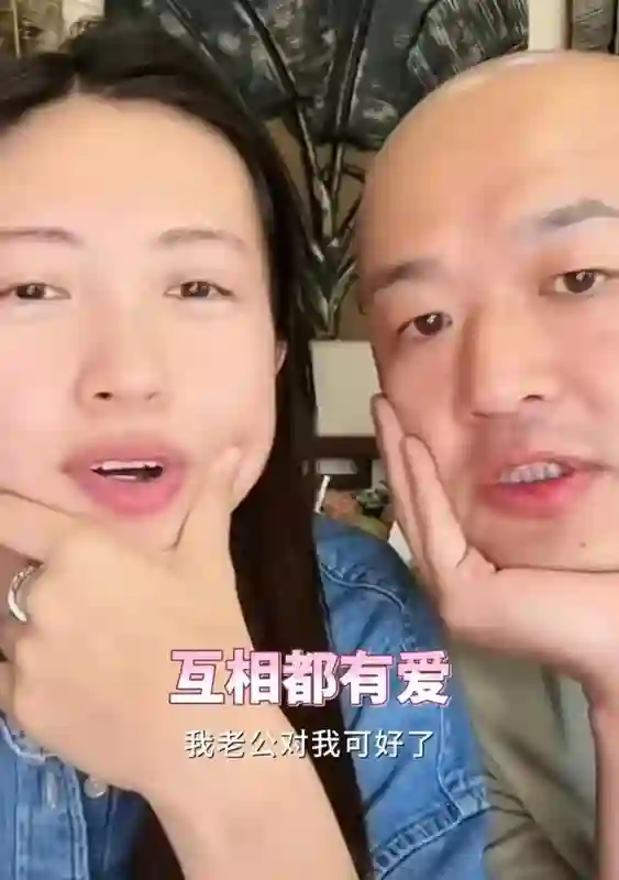 包文婧产后2个月出门接老公，包贝尔感动当众亲她，二胎后更腻歪