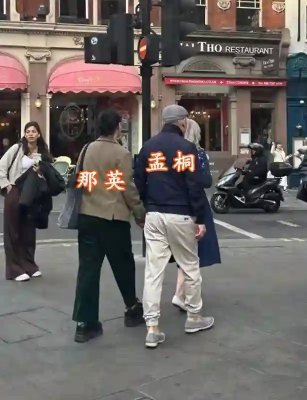 57岁那英在伦敦过521，与老公孟桐手牵手约会，老夫老妻超恩爱