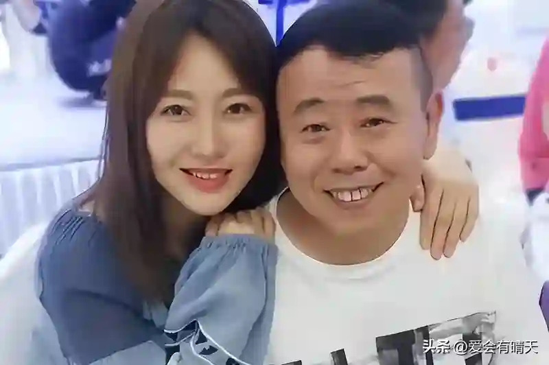 潘长江过68岁生日，饭菜很一般，五粮液直接摆上桌，徒弟来了不少