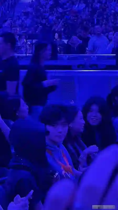 谢霆锋88岁老爸谢贤缺席演唱会后现身尖沙咀！轮椅出行仍帅气，粉丝惊呼：太酷了！