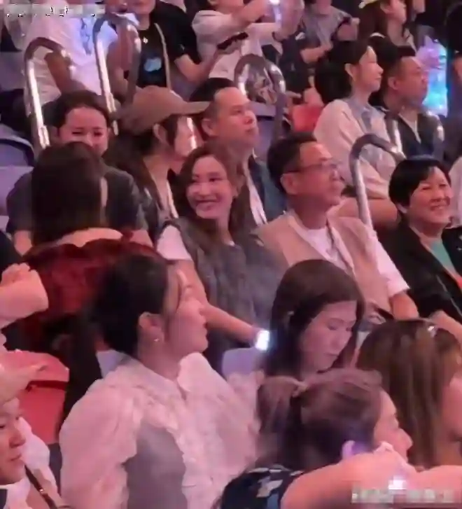 李嘉欣夫妇罕见同框！54岁脸部却紧致似少女，老公许晋亨老态明显